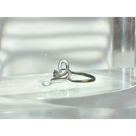 Vintage 18K HGE Gemstone Raised Heart Shaped / Designed Retro Ring - size 5.75 - Picture 7 of 10